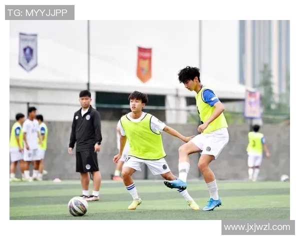 《脚踩单车踢足球 足球球星的精彩跨界与运动融合之路》