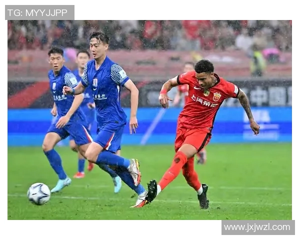 中国足球联赛星期天精彩对决,球迷热情高涨,谁能在赛场上笑到最后 中国足球联赛星期天精彩对决,球迷热情高涨,谁能在赛场上笑到最后