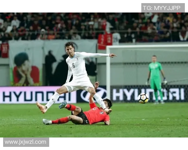 侧身飞铲与凌空射门并肩展现足球球星的激情与力量 侧身飞铲与凌空射门并肩展现足球球星的激情与力量