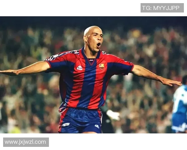 足球巨星的传奇征程与成就解析：从早期拼搏到巅峰时刻的光辉历程